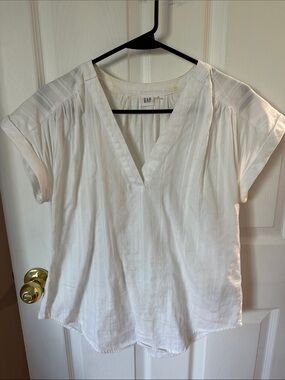 GAP White V-Neck Cap Sleeve Blouse